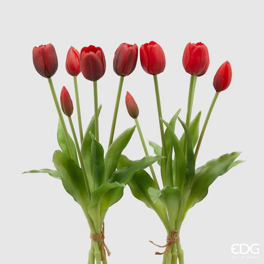 Porta un tocco di primavera perenne nella tua casa con i tulipani in silicone firmati EDG. Questi fiori artificiali di alta qualità sono progettati per ingannare l'occhio e il tatto: la morbidezza del silicone riproduce fedelmente la consistenza carnosa dei tulipani veri, mentre le sfumature di colore delicate donano un aspetto fresco e vitale a ogni ambiente.