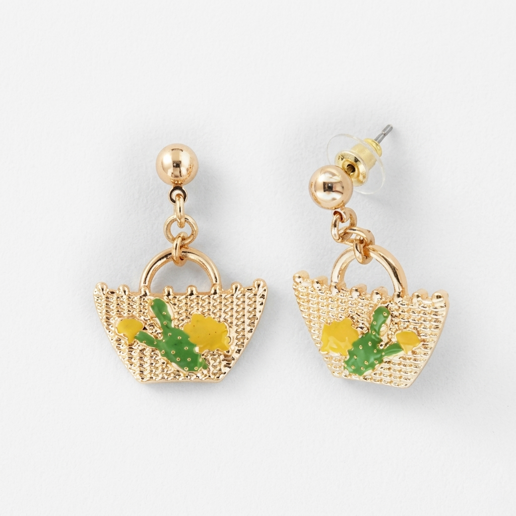 Orecchini pendenti BySimon della collezione Etna in oro rosa, con charm a forma di borsetta smaltata bianca decorata con motivi di limoni e fichi d'india.