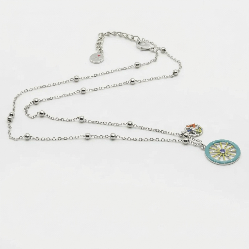 Collana argentata BySimon della collezione Etna con catena a boules, pendente a forma di ruota del carretto siciliano smaltata celeste e giallo con centro blu, e charm laterale della Trinacria.