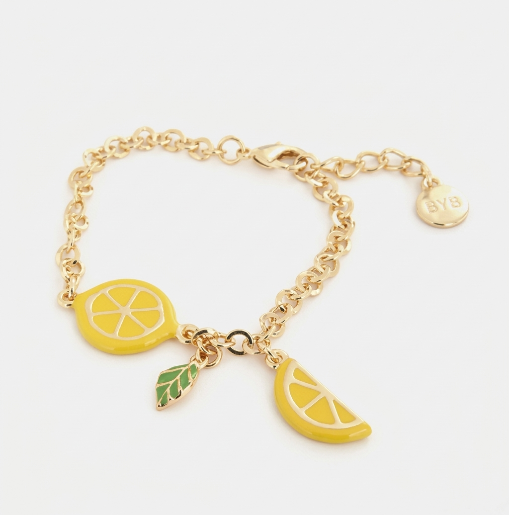 Bracciale BySimon della collezione Etna con catena dorata e charms smaltati a forma di limone intero, fetta di limone e foglia verde.