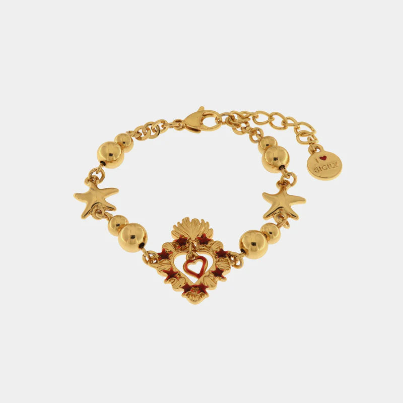 Bracciale BySimon della collezione Sacro con catena dorata, grande pendente a Cuore Sacro traforato con stelle bordeaux e piccoli charm laterali a stella