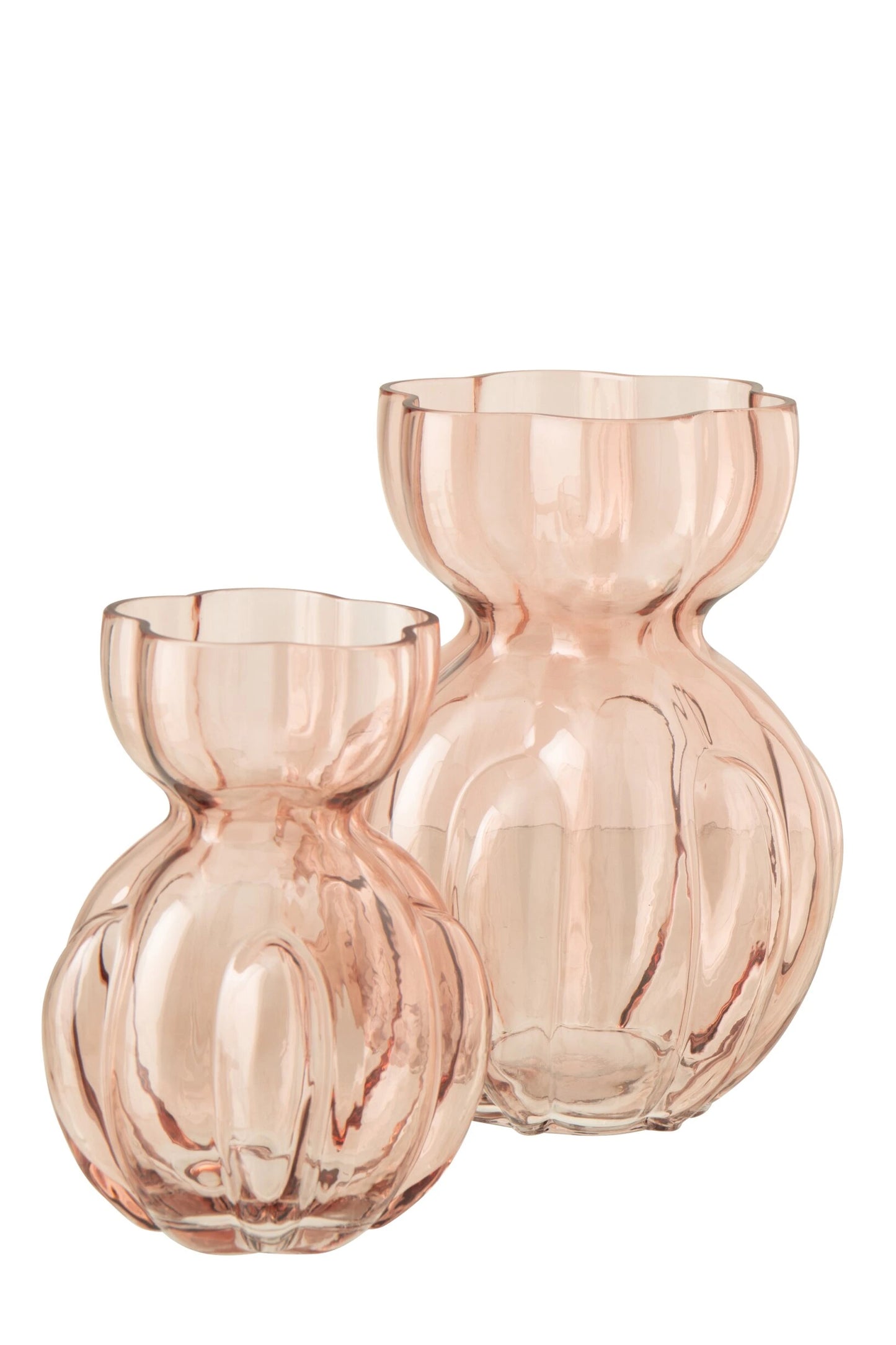 Set di vasi in vetro trasparente color rosa salmone modello Hubert, composto da due elementi di diverse dimensioni caratterizzati da un design sinuoso a coste verticali e colli stretti con imboccature ondulate. Questa coppia di vasi decorativi eleganti rappresenta una soluzione d'arredo moderna e raffinata, ideale per valorizzare composizioni floreali e impreziosire i dettagli di casa.