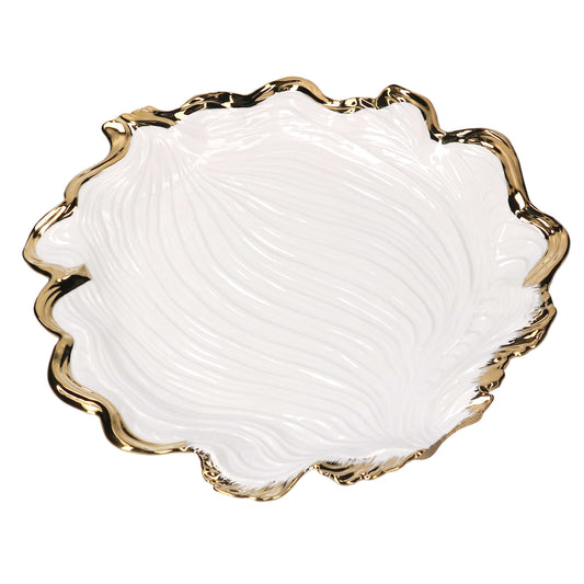 Svuotatasche circolare in ceramica smaltata bianca lucida a forma di foglia organica, con superficie interna a venature a rilievo e ampio bordo irregolare e frastagliato in finitura oro.
