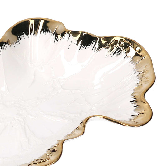 Svuotatasche ovale in ceramica bianca lucida con texture interna a rilievo e ampio bordo asimmetrico decorato in oro con effetto pennellata.