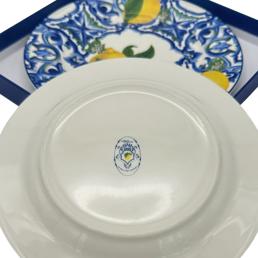 Dettaglio del retro dei piattini "Fantasia Siciliana" blu, che mostra la superficie liscia e la qualità della ceramica bianca di alta fattura.