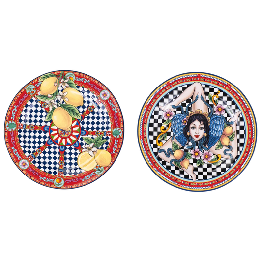 Set di due piattini in ceramica decorata "Fantasia Siciliana" in rosso e giallo ocra. Il design richiama i motivi solari e floreali dei carretti siciliani su fondo bianco smaltato.