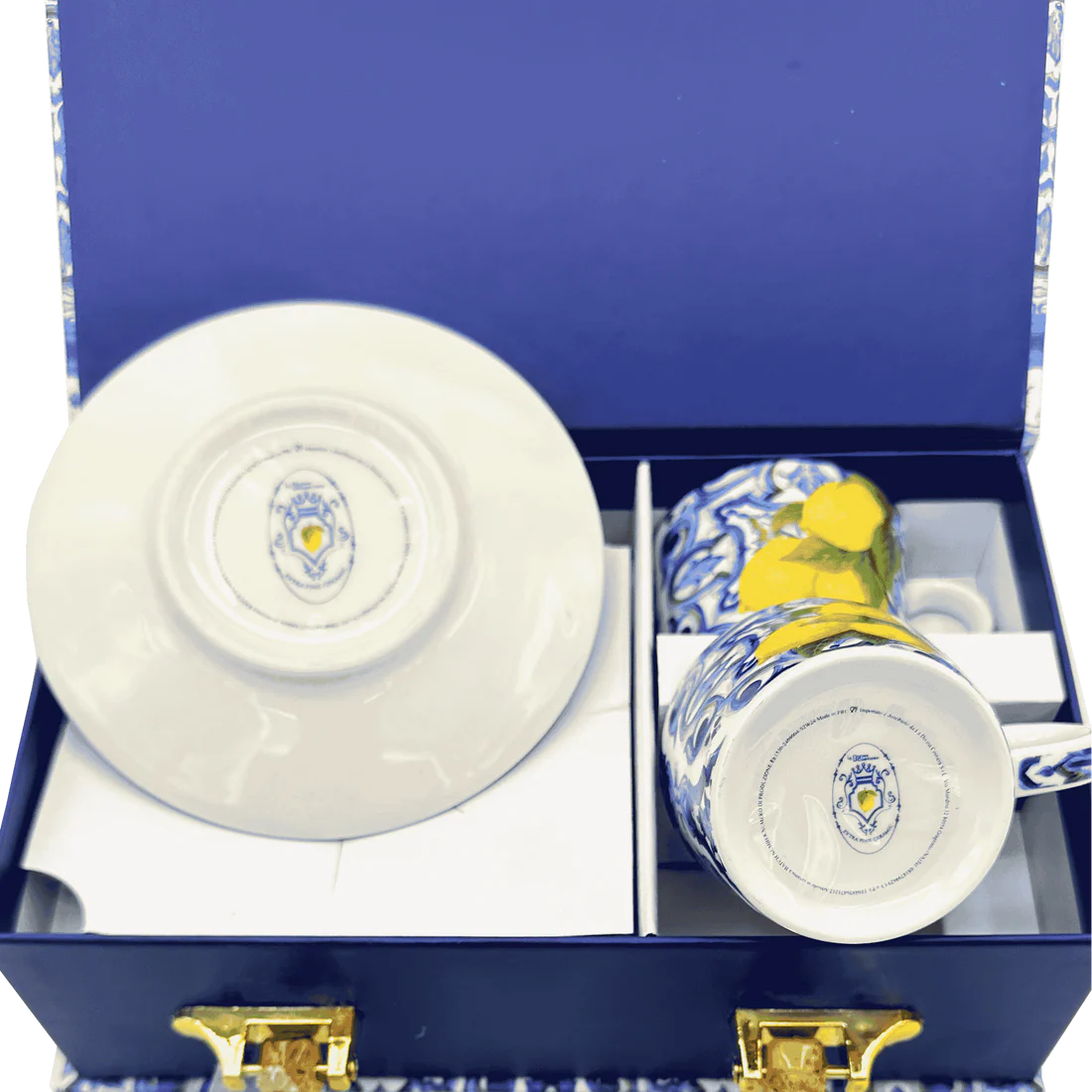 Dettaglio della base delle tazzine "Fantasia Siciliana" blu, che evidenzia la finitura artigianale e la purezza della ceramica bianca smaltata.