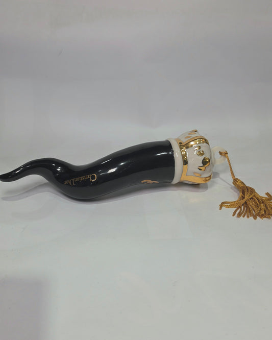 Corno portafortuna in ceramica nera lucida decorato con loghi fashion dorati e completato da una corona regale dorata con nappa in seta oro. Questo elegante oggetto scaramantico di design artigianale rappresenta un complemento d'arredo pop lussuoso e originale, perfetto come idea regalo o decorazione d'interni moderna.