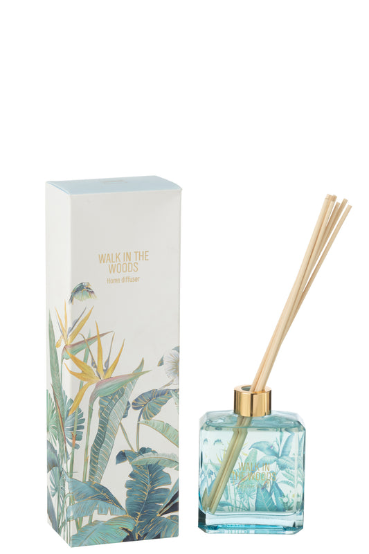 Il Diffusore per Ambienti Walk in the Woods Jolipa è un elegante set composto da una boccetta in vetro azzurro con bastoncini in legno e una confezione decorata con illustrazioni di foglie tropicali e fiori del paradiso. Questa profumazione fresca e rigenerante è ideale per arredare con stile ogni angolo della casa o come raffinata idea regalo per amanti delle fragranze d'ambiente.
