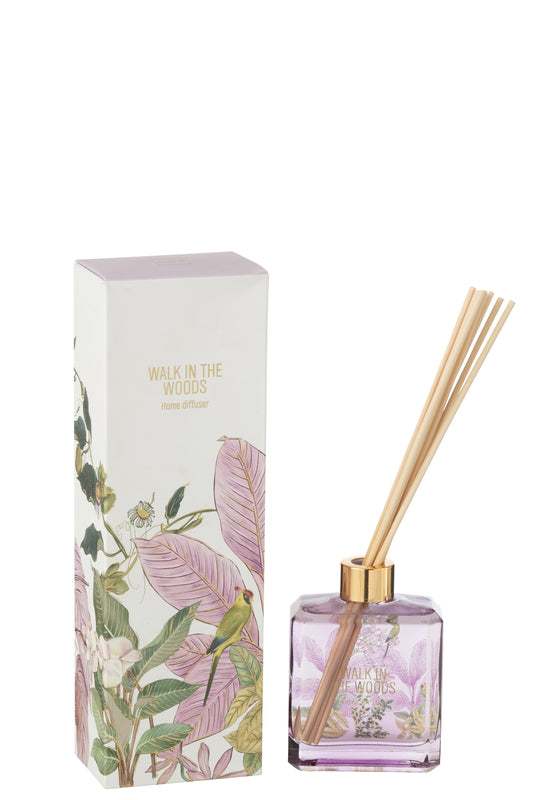 Il Diffusore per Ambienti Walk in the Woods Jolipa è un elegante set composto da una boccetta in vetro viola con bastoncini in legno e una scatola decorata con illustrazioni botaniche di foglie rosa e un uccellino tropicale. Questa profumazione floreale alla mimosa e rosa è ideale per profumare con stile ogni stanza della casa, rappresentando un raffinato elemento di home decor o una perfetta idea regalo.