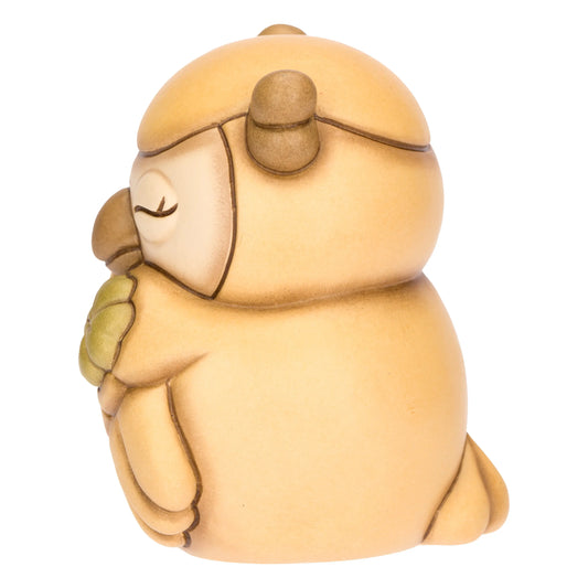 La statuetta Gufo Giallo Quadrifoglio THUN è un pregiato oggetto in ceramica decorata a mano che raffigura un dolce gufetto con il piumaggio giallo e un quadrifoglio portafortuna sul petto. Questo complemento d'arredo artigianale è perfetto per portare un tocco di colore e allegria in ogni ambiente o come idea regalo portafortuna da collezione.