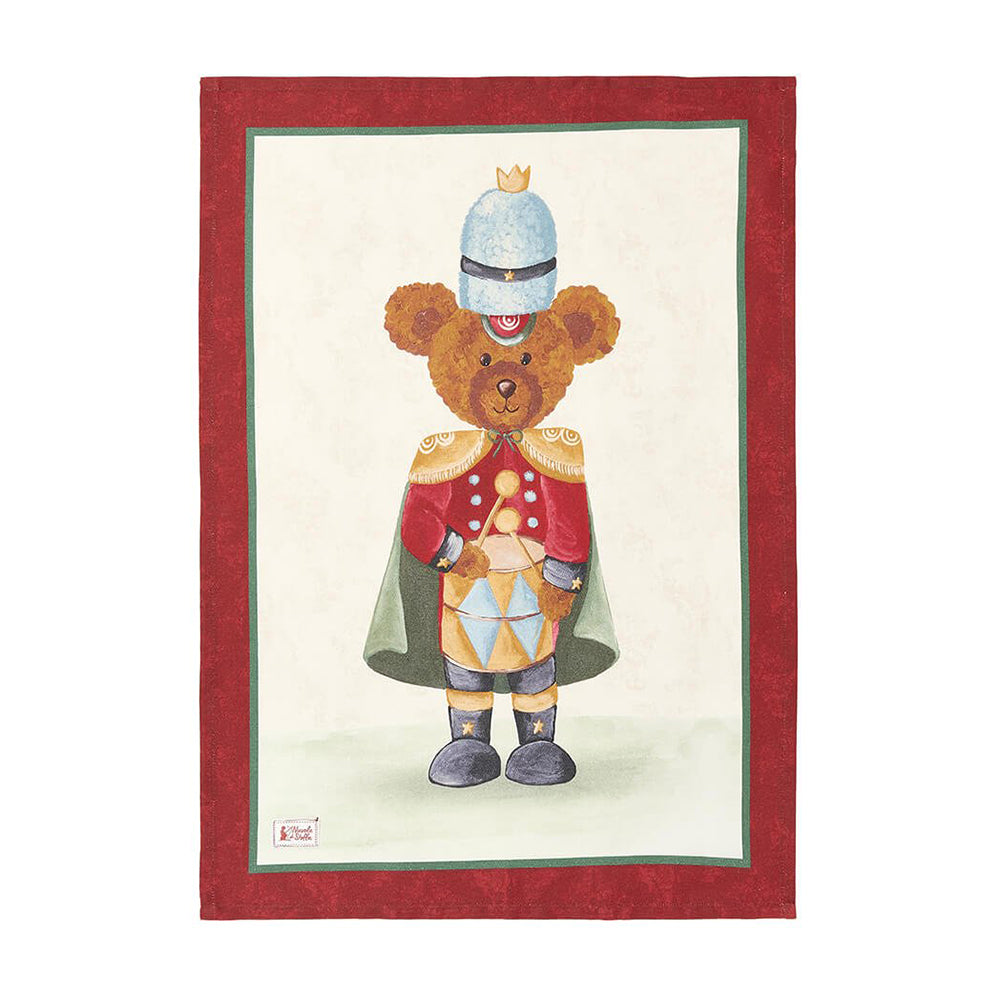 Strofinaccio natalizio in cotone Nuvole di Stoffa collezione "Bear Wonderland" (Modello D). Al centro è raffigurato un orsetto in divisa da domatore (Ring Master) con un grande colbacco azzurro, mantello verde e tamburo. La scena è racchiusa in una doppia cornice verde e rossa su fondo panna.