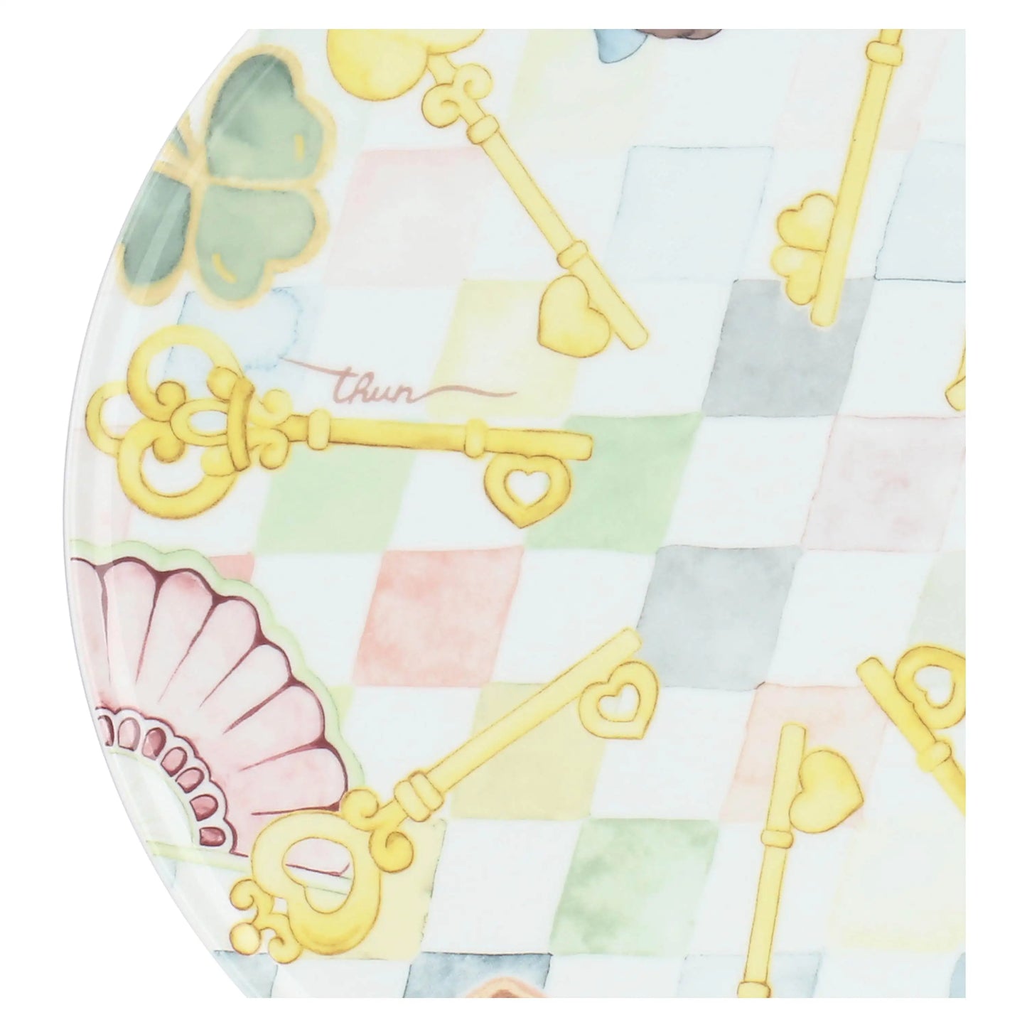 Piatto Torta in porcellana Thun collezione Incanto di Primavera. Design con motivo a rombi azzurro e bianco decorato con icone di chiavi dorate a forma di cuore e cuori pastello.