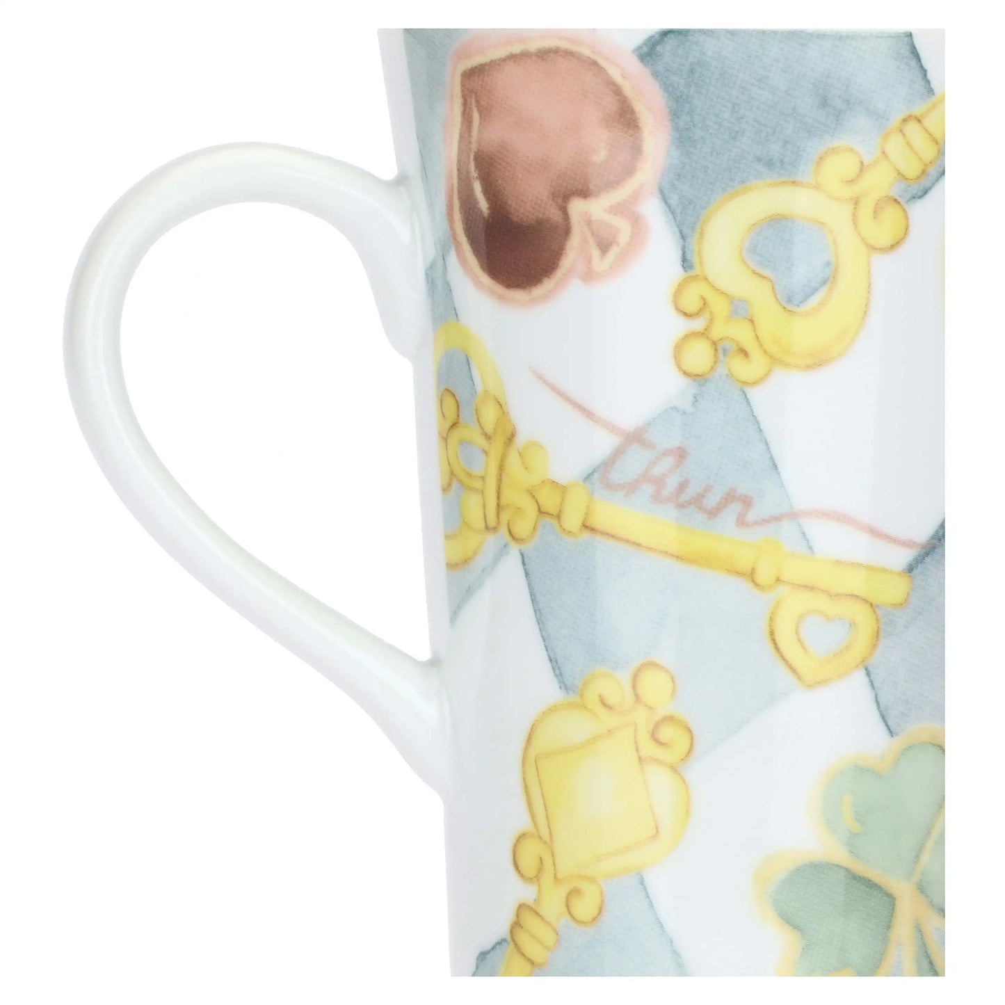 Mug in porcellana Thun collezione Incanto di Primavera. Design con motivo a rombi azzurro e bianco decorato con icone di chiavi dorate a forma di cuore e cuori pastello. Scritta interna "caffè al volo".