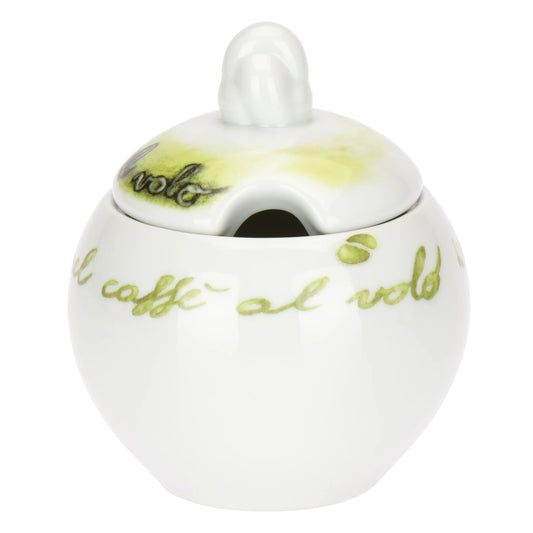 Il Set 2 Tazzine e Zuccheriera Caffealvolo Thun è un servizio in porcellana bianca caratterizzato da un design moderno con scritte calligrafiche artistiche e sfumature di verde. Il set comprende una zuccheriera decorata, due tazzine da espresso con l'iconico manico a forma di nuvola e piattini coordinati, ideale per una pausa caffè di stile o come vivace idea regalo.