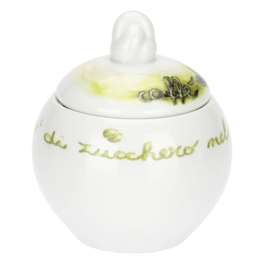 Questa Zuccheriera con Cucchiaio Caffealvolo in porcellana bianca è decorata con scritte artistiche e sfumature di verde che richiamano lo stile fresco e dinamico della linea. Il set comprende un cucchiaino coordinato con la scritta "caffè al volo", offrendo un accessorio da tavola funzionale e dal design originale perfetto per completare il tuo angolo caffè o come idea regalo.