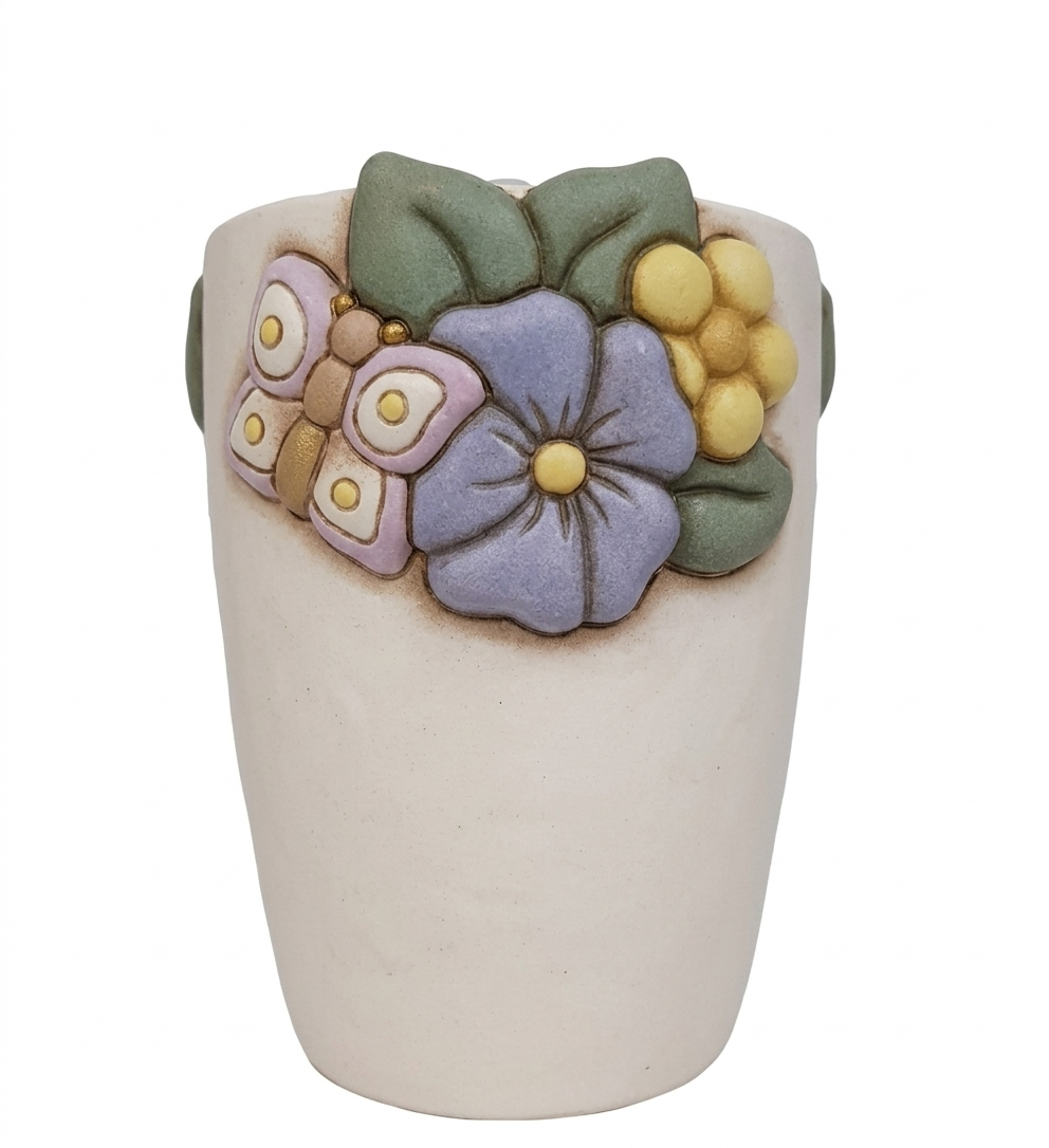 Il Vaso Grande Malva è un raffinato vaso in ceramica decorata a mano impreziosito da un'applicazione in rilievo con fiori colorati e una delicata farfalla. Questo complemento d'arredo dal design elegante e naturale è l'ideale per valorizzare i tuoi ambienti o come esclusiva idea regalo per la casa.