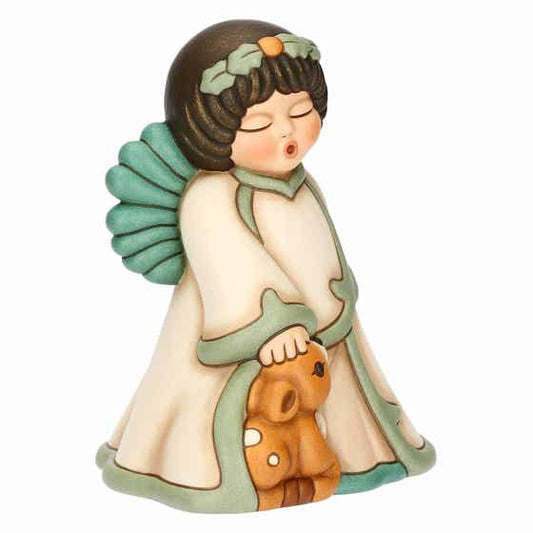 Statuina in ceramica Thun dell'Angelo della Natura Silvia, Limited Edition 2025. L'angelo è raffigurato con gli occhi chiusi, ali verdi e una corona di foglie in testa; indossa una veste color crema con bordi verdi e accarezza con la mano destra un piccolo cerbiatto accovacciato ai suoi piedi. Classico stile Thun con forme morbide e colori sfumati.