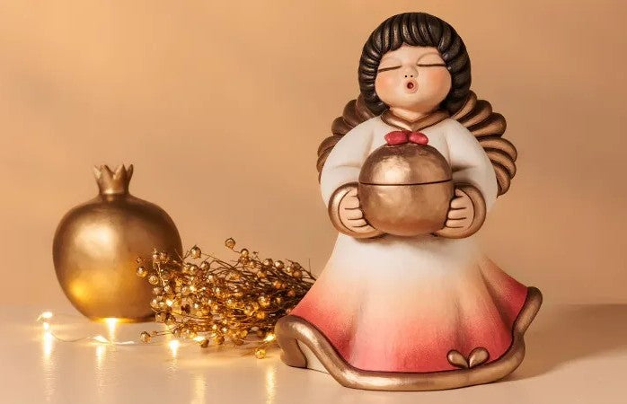 Angelo Gemma Thun Limited Edition 2025, statuina da collezione in ceramica decorata a mano. L'angelo tiene tra le mani un grande cristallo trasparente a forma di gemma, simbolo di luce e purezza per l'anno 2025.