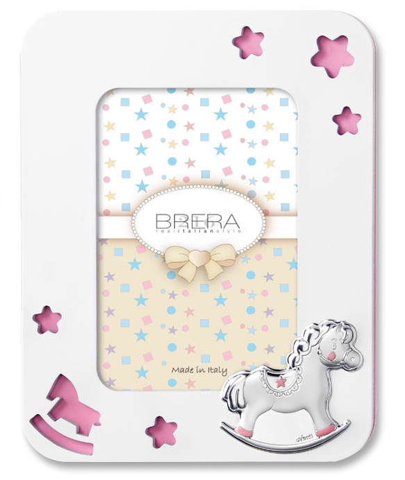 Portafoto per bambina in legno bianco con cornice sagomata e angoli arrotondati. Presenta trafori a forma di stelle e di un cavallino a dondolo che rivelano uno sfondo rosa pastello. In basso a destra è applicato un cavallino a dondolo in argento bilaminato con dettagli rosa sulle zampe e sulla sella. L'interno mostra un inserto decorativo con stelle e il logo "Brera - Real Italian Style".