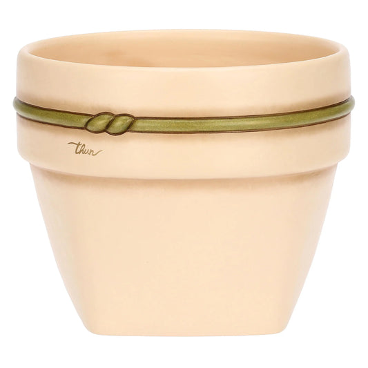 Retro del cachepot THUN in ceramica color crema. Dettaglio del cordoncino verde a rilievo con nodo centrale e firma dorata THUN incisa sul lato, su sfondo bianco isolato.