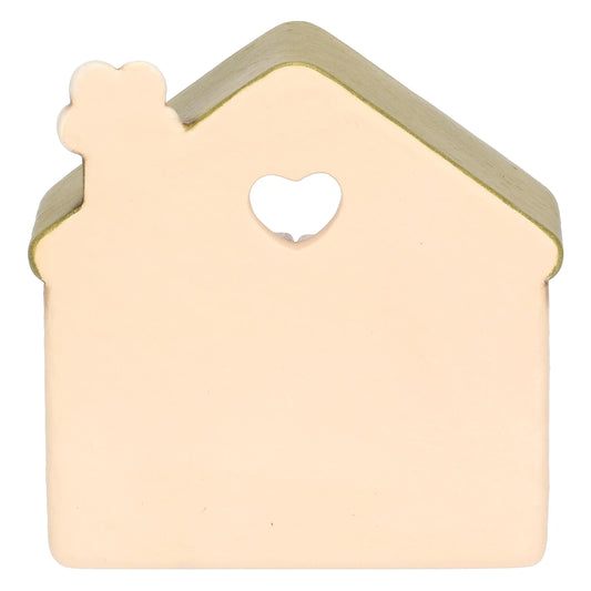 Vista posteriore di un calendario da tavolo in ceramica a forma di casetta stilizzata. La superficie è liscia e di un uniforme color crema opaco, che mette in risalto la sagoma pulita dell'oggetto. Nella parte superiore, al centro del timpano sotto il tetto, è visibile il foro a forma di cuore che attraversa l'intera struttura. Il tetto spiovente mostra il profilo dello spessore color verde salvia, mentre sul lato sinistro sporge il retro del piccolo fiore decorativo applicato sulla parte frontale.