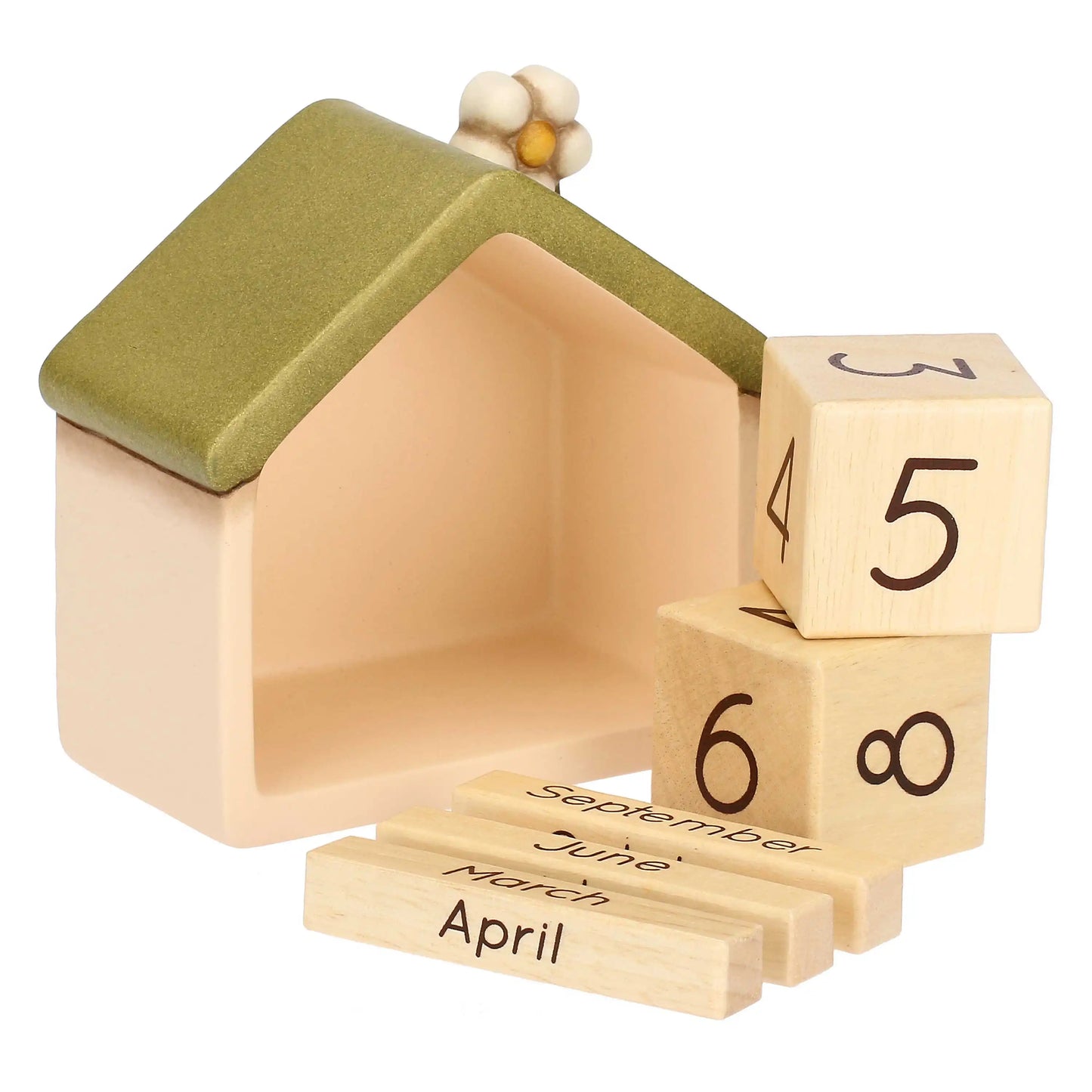 Questa immagine mostra il calendario con tutti i suoi componenti mobili estratti e posizionati accanto alla struttura in ceramica. La casetta vuota è posta sulla sinistra, rivelando l'ampia cavità interna. Sulla destra sono impilati i due cubi di legno che mostrano diverse cifre, mentre in primo piano sono allineati tre blocchetti rettangolari che riportano i nomi dei mesi.