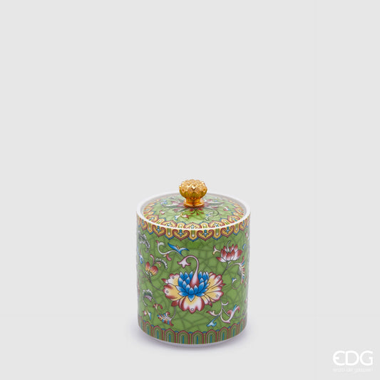 La Candela Profumata in Ceramica "Ming" Verde EDG – Couleurs d'Automne è un lussuoso oggetto d'arredo che unisce il fascino dell'arte orientale a un'esperienza olfattiva avvolgente. Il contenitore, realizzato in pregiata ceramica verde oliva con effetto craquelé, è finemente decorato con ricchi motivi floreali classici e completato da un coperchio coordinato, impreziosito da un elegante pomolo dorato a forma di bocciolo.