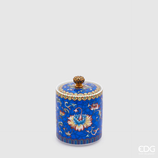 La Candela Profumata in Ceramica "Ming" Blu EDG – Black Cedar è un raffinato oggetto di design racchiuso in un contenitore di ceramica decorato con ricchi motivi floreali d'ispirazione orientale su fondo blu cobalto, completato da un coperchio coordinato con pomolo dorato. Accompagnata dalla sua scatola regalo finemente illustrata, questa candela diffonde l'intensa e misteriosa fragranza "Black Cedar", rendendola un complemento d'arredo esclusivo ed elegante.