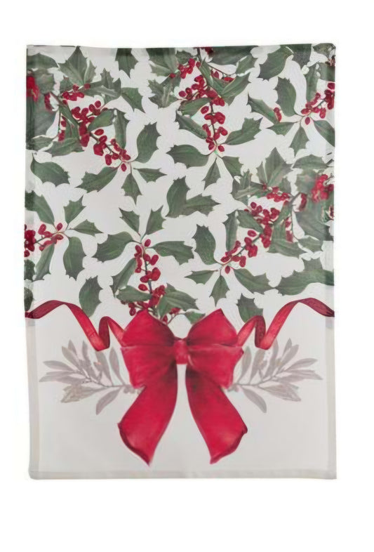 Canovaccio natalizio bianco decorato con rametti di agrifoglio e bacche rosse nella parte superiore e un grande fiocco rosso centrale in basso con eleganti nastri sinuosi.