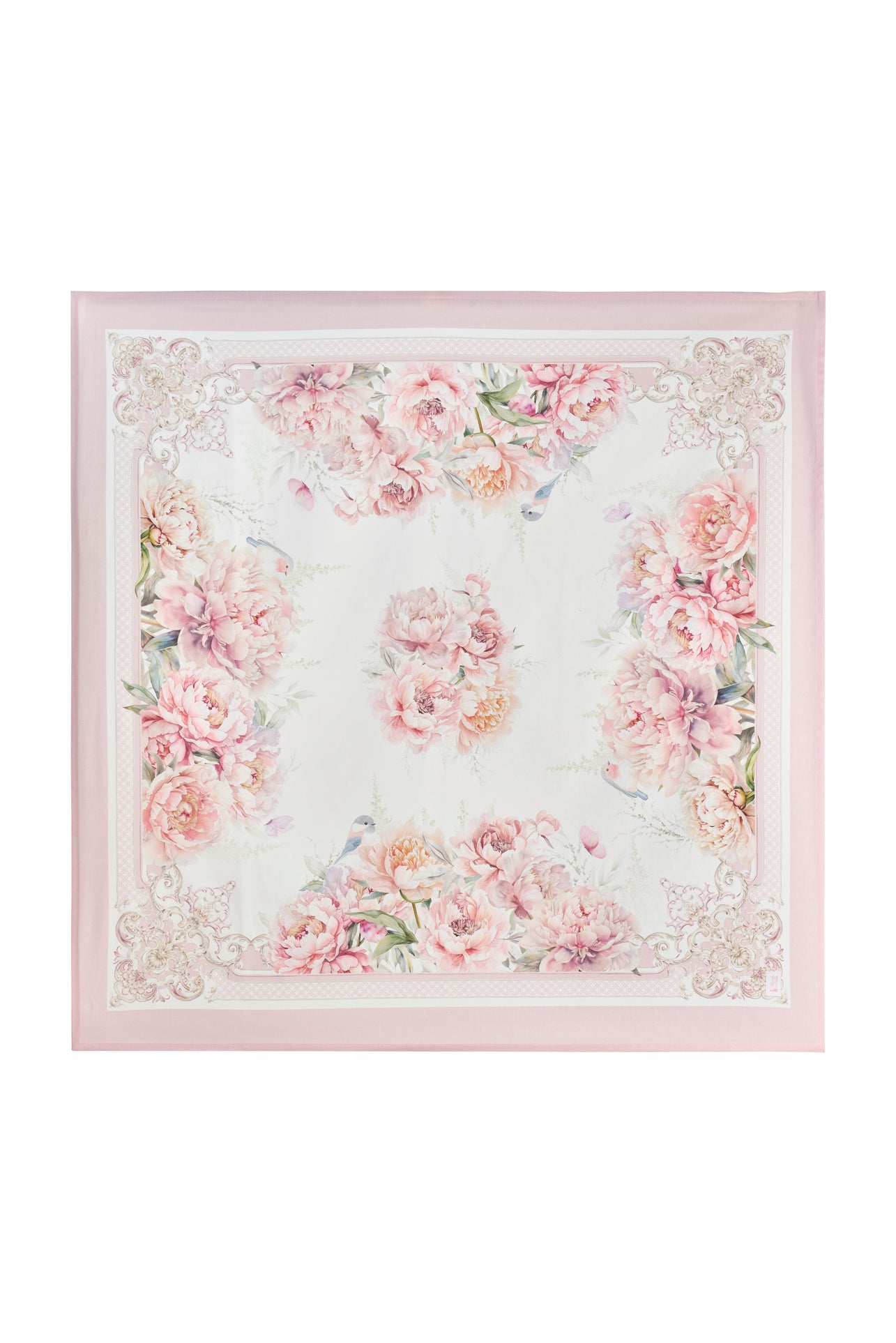 Centrtavola Nuvole di Stoffa con stampa primaverile di grandi fiori rosa e peonie. Bordo rifinito con motivi ornamentali classici e cornice rosa cipria. Tessuto elegante per tavole romantiche e shabby chic.
