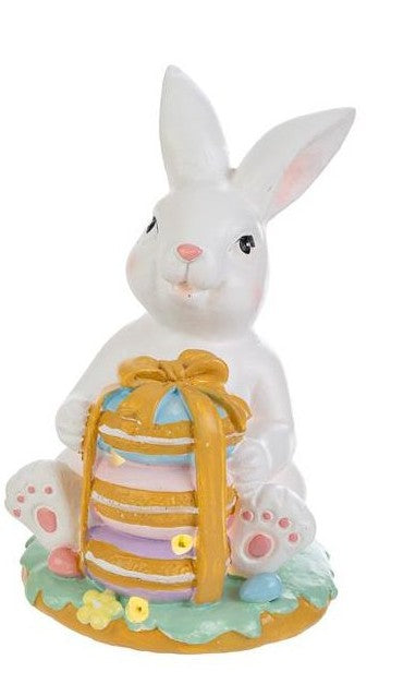 Tris di statuine pasquali assortite del marchio Le Stelle (codice 12244) raffiguranti coniglietti bianchi con dolci e pasticcini. Il Modello A tiene dei macaron e ha un cupcake alla base; il Modello B è seduto accanto a una pila di macaron e un grande pasticcino; il Modello C tiene una torre di macaron legata con un fiocco dorato. Decorazioni in resina dai colori pastello.