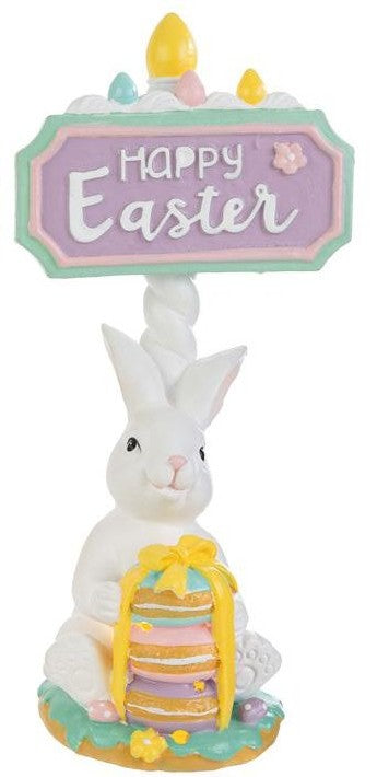 Tris di statuine pasquali assortite del marchio Le Stelle (codice 12245) raffiguranti coniglietti bianchi con dolci e pasticcini, davanti delle targhe "Happy Easter". Il Modello A tiene dei macaron e ha un cupcake alla base; il Modello B è seduto accanto a una pila di macaron e un grande pasticcino; il Modello C tiene una torre di macaron legata con un fiocco dorato. Decorazioni in resina dai colori pastello.