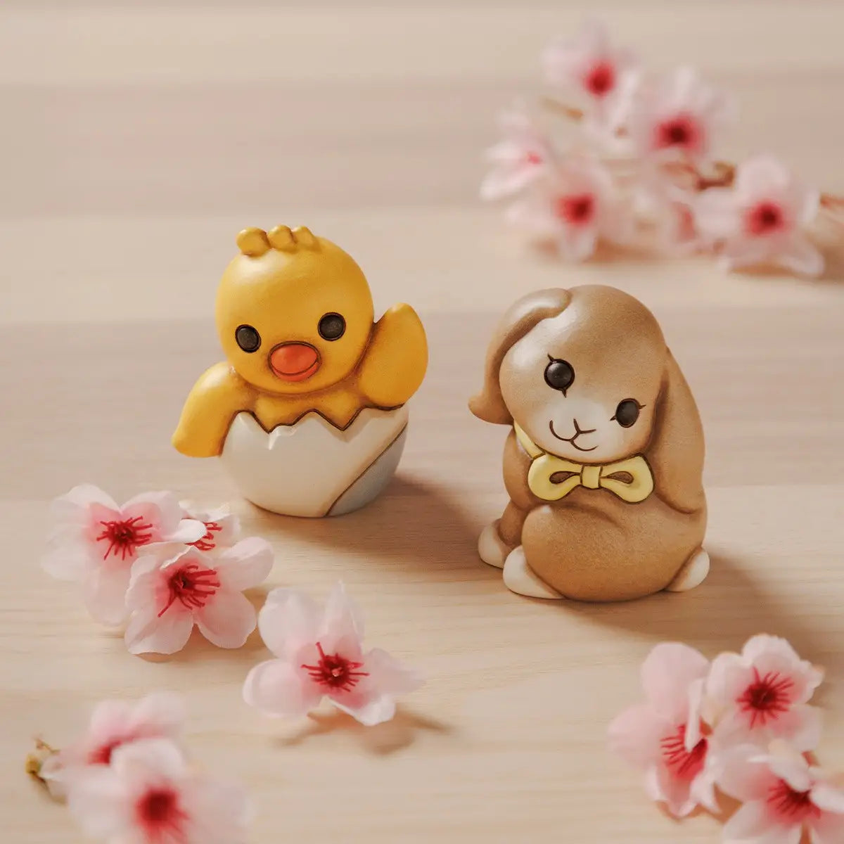 Statuina in ceramica Thun raffigurante il coniglio Roger della collezione Incanto di Pasqua. Il coniglietto, nei classici toni del marrone sfumato, è ritratto seduto con un fiocco giallo al collo e grandi occhi dolci. Iconica decorazione pasquale Thun con finitura opaca e forme morbide.