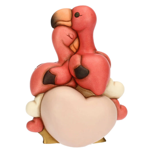 Retro della statua maxi con coppia di fenicotteri rosa. Sul retro spicca un grande cuore centrale color rosa cipria che funge da base strutturale, circondato da cuori più piccoli.