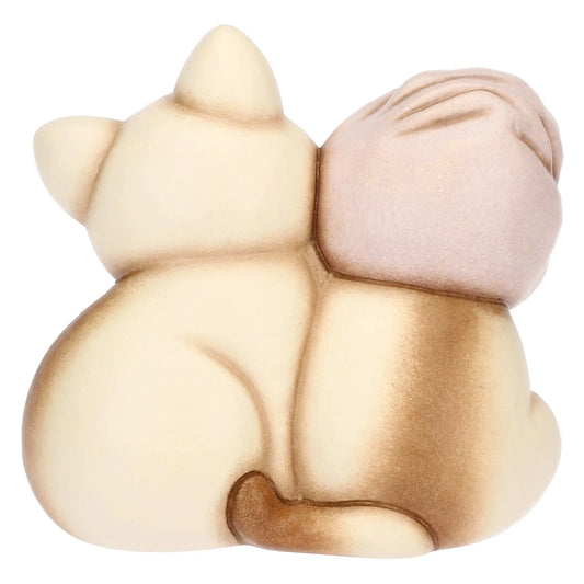 L'immagine inquadra la parte posteriore della coppia di gatti siamesi, rivelando la continuità delle forme arrotondate e la lavorazione cromatica della ceramica.