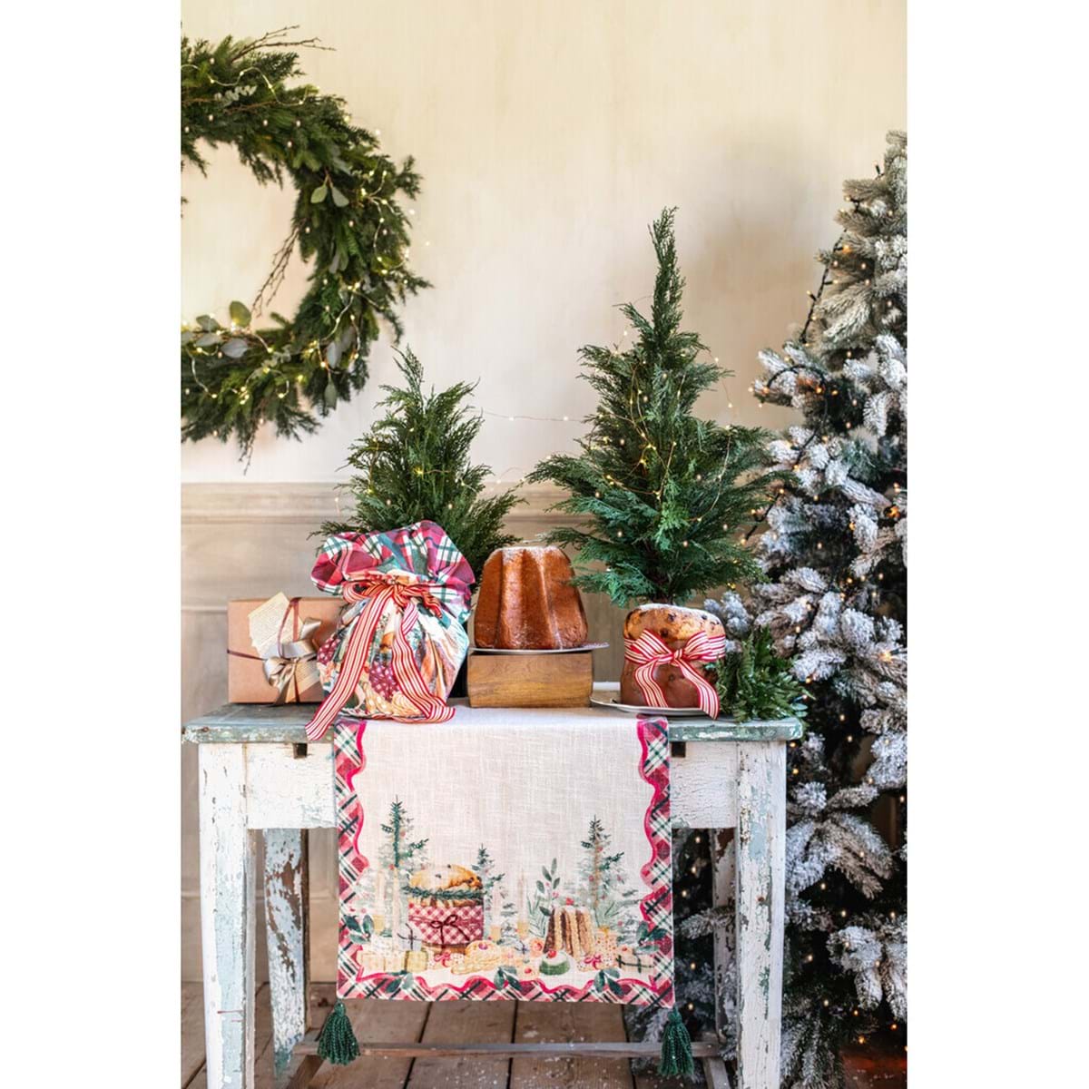 Ambientazione Shabby Chic con runner e foulard copri panettone della linea "La patisserie" di blanc mariclo'