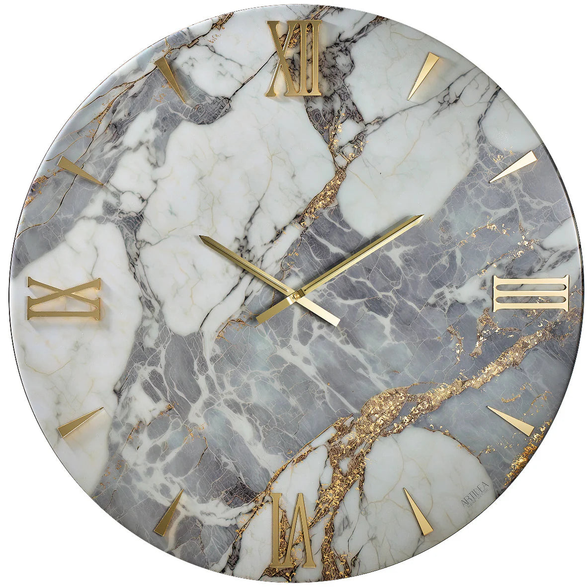 Orologio da parete circolare Artidea modello Cala, diametro 40 cm. Design artistico effetto marmo bianco e grigio con profonde venature grigio scuro e inserti in foglia oro, completato da numeri romani e lancette dorate.