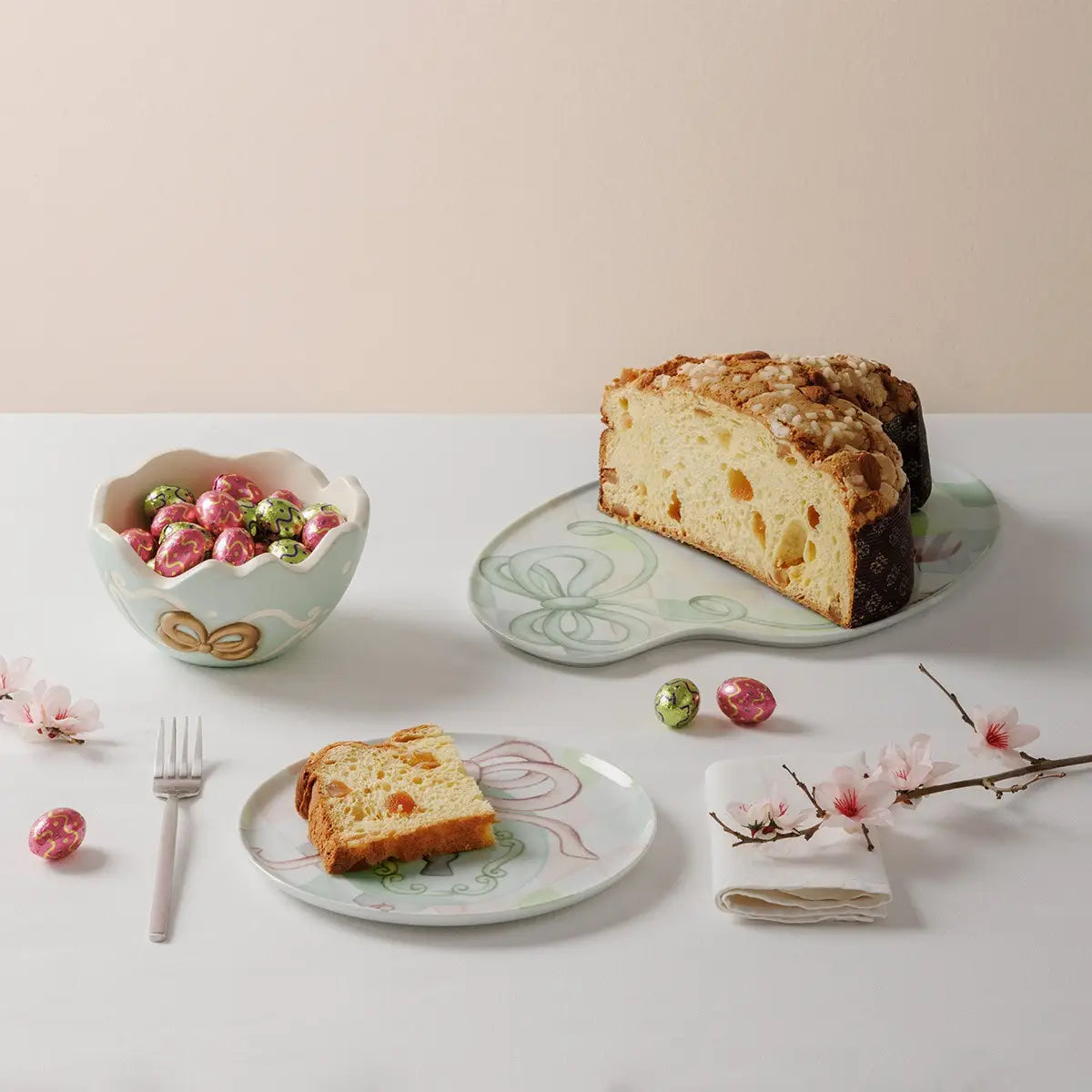 Tavola di Pasqua apparecchiata con il piattino Thun "Incanto di Pasqua", abbinato a vassoi coordinati per una colazione primaverile elegante e raffinata.