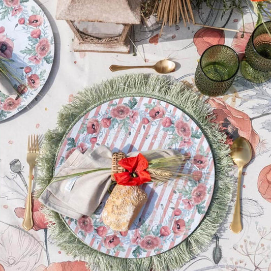 Ambientazione del piatto decorativo Blanc Mariclo' linea Coquelicot con stampa di papaveri rossi e boccioli. Cornice decorativa a righe verticali rosse con piccoli cuori. Design floreale elegante in stile country chic.