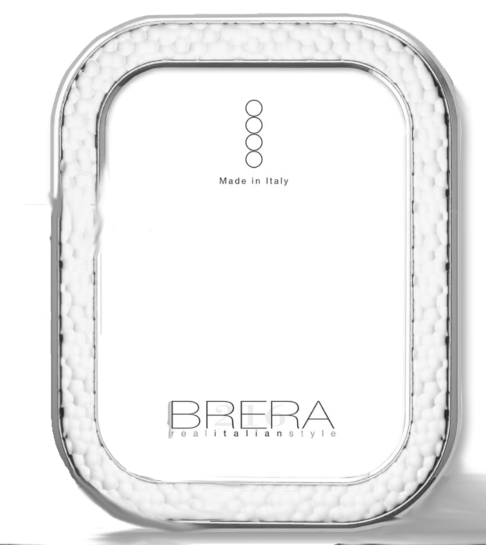 Portafoto da tavolo con cornice rettangolare ad angoli arrotondati in argento bilaminato. La superficie della cornice presenta una lavorazione martellata a rilievo che crea un gioco di luci e ombre. L'interno mostra un inserto bianco con il logo "BRERA real italian style" e la dicitura "Made in Italy".