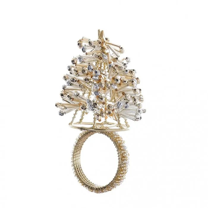 Portatovagliolo ad anello decorato con albero firmato Blanc Mariclo', caratterizzato da una brillante composizione superiore a forma di albero di Natale impreziosita da lucenti perline, cristalli sfaccettati e tubicini trasparenti e dorati con una stella sulla punta. Questo raffinato accessorio per la tavola delle feste presenta una struttura circolare finemente rivestita da piccoli elementi scintillanti coordinati, ideale per impreziosire i tovaglioli di tessuto e donare un tocco di luce ed eleganza magica