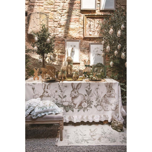 Ambientazione runner con gala "Le Jardin Des Lapins" Blanc Mariclo' in stile shabby chic. Stampa delicata con coniglietti in tonalità seppia, uova decorate e fiori primaverili verdi su fondo bianco puro.