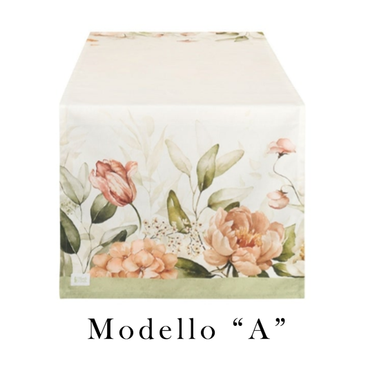 Coppia di runner da tavola Nuvole di Stoffa collezione Flower Garden. Modello A con stampa floreale a cascata sui bordi. Entrambi presentano una balza finale in verde salvia.