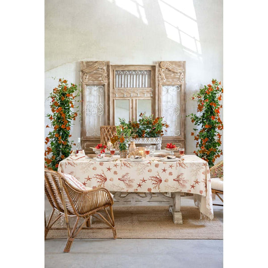 Runner Blanc Mariclo' linea Maldive in lino naturale color beige. Stampa marina con coralli, stelle marine e conchiglie color ruggine e frange alle estremità. Tessuto d'arredo per tavole estive.