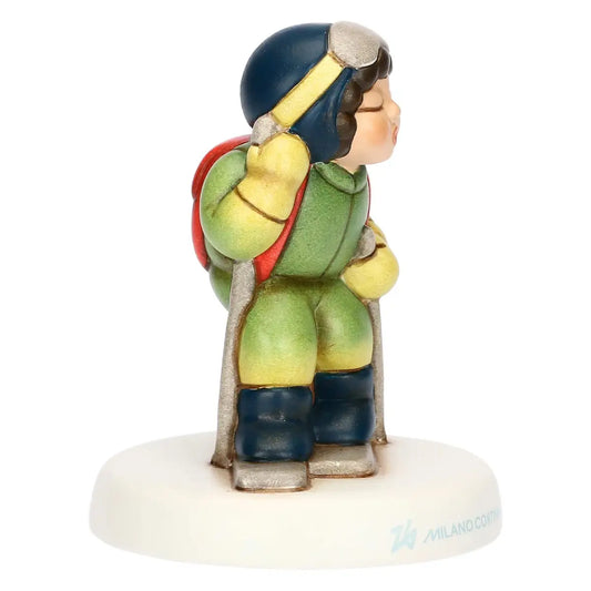 Profilo destro dello sciatore di fondo THUN. Evidenzia la posa dinamica dell'atleta in movimento, lo zaino rosso e i dettagli della maschera da sci.