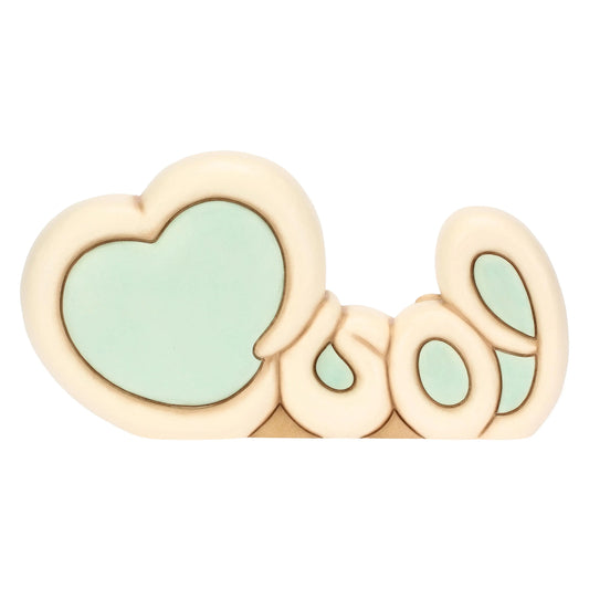 Scritta decorativa "Love" in ceramica color crema e verde pastello con lettera finale a forma di cuore, vista da dietro.