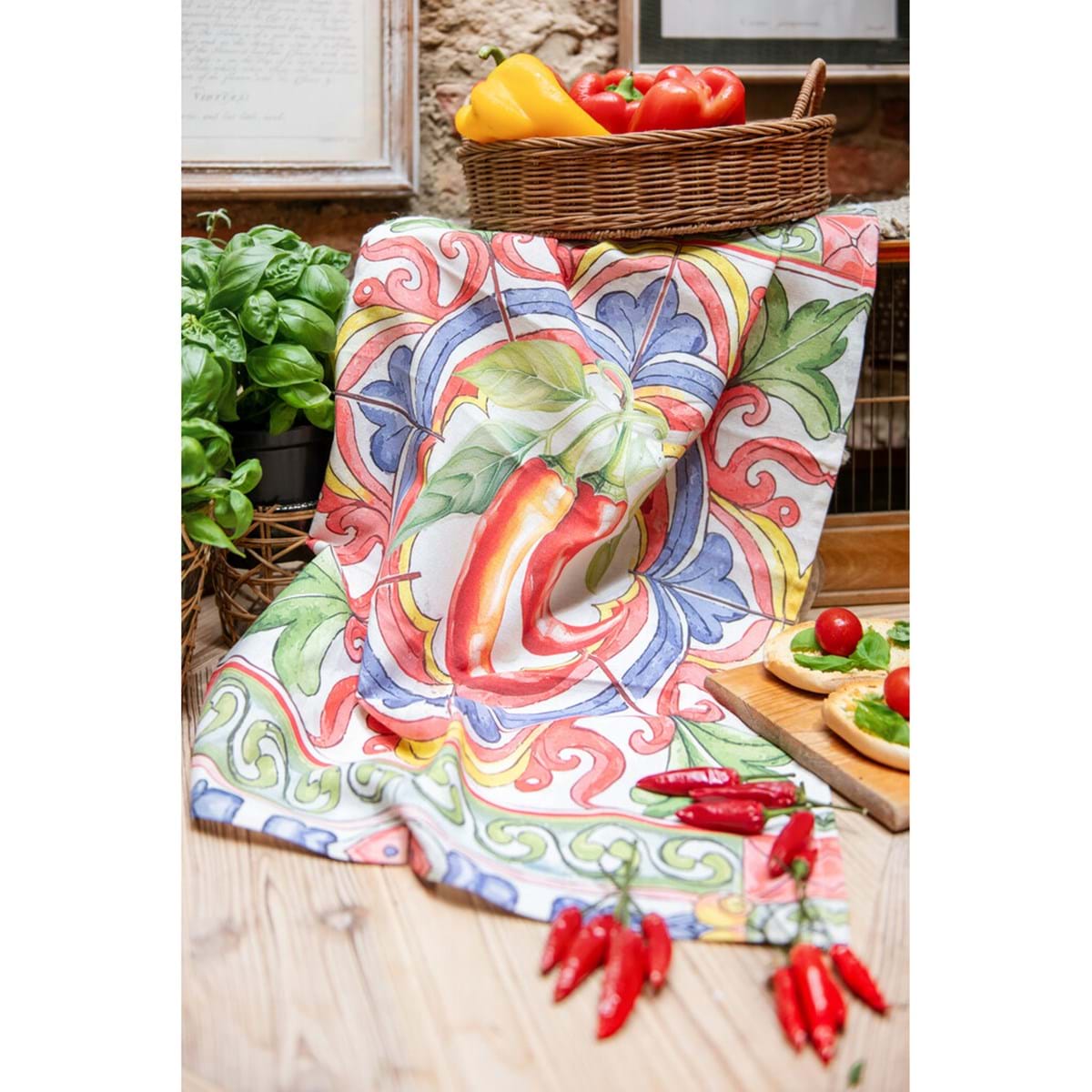 Foto ambientazione del canovaccio Tropea di Blanc Mariclo', variante con peperoncini mediterranei