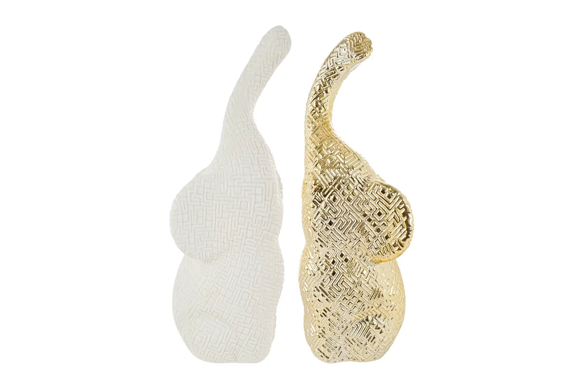 Set di due elefantini decorativi in porcellana bianco e oro firmati Le Stelle, caratterizzati da una finitura lucida impreziosita da una trama geometrica a rilievo con effetto 3D e trombe sollevate che si incrociano. Queste due raffinate statuine di elefanti di design rappresentano un complemento d'arredo moderno e portafortuna, ideale come bomboniera di classe o originale oggetto ornamentale per la casa.