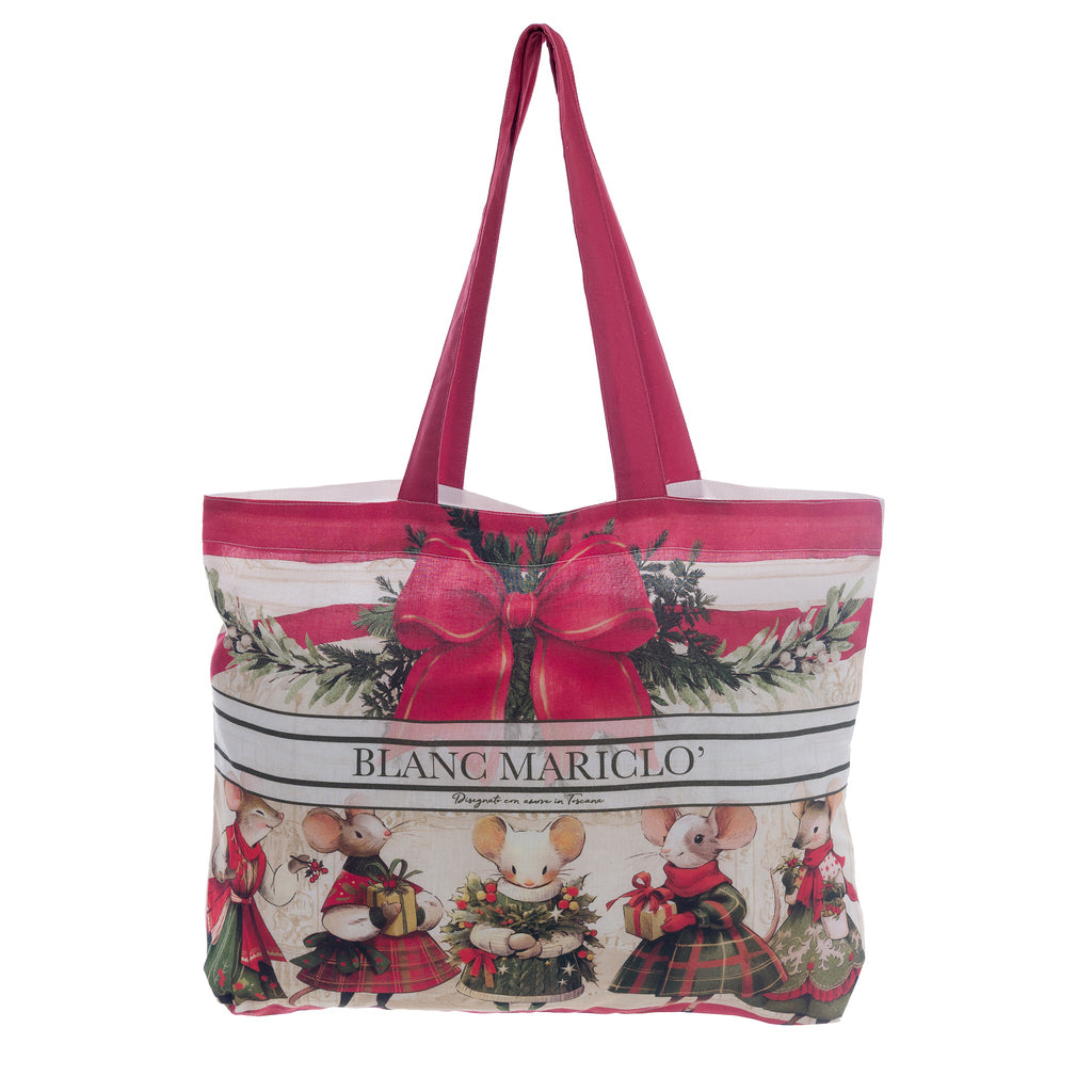 Shopper grande in cotone Blanc Mariclò 36x46 cm. Fondo panna con stampa centrale di un albero di Natale addobbato tra due topini in abiti vintage. Bordo superiore decorato con ghirlande e fiocchi rossi.